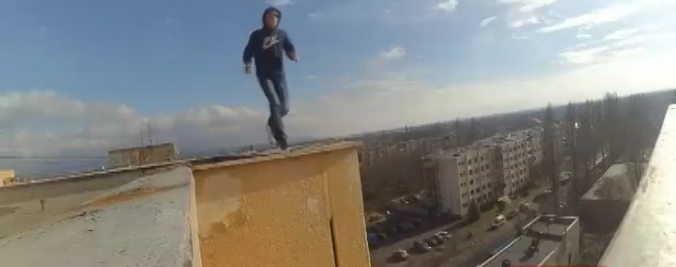 Руфер з Ужгорода влаштував екстрим-шоу на даху висотки