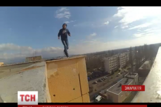 Руфер з Ужгорода влаштував екстрим-шоу на даху висотки