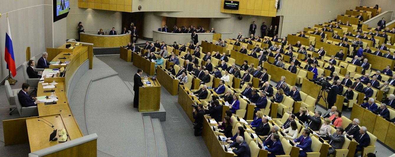"Торкнеться кримчан". У Росії хочуть дозволити приймати на держслужбу екс-громадян України