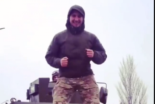 Юзери шаленіють від запального бійця, який весело покрутив сідницями на броньовику