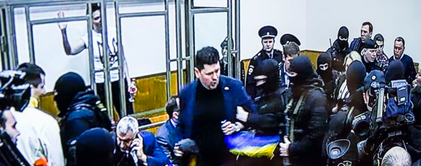 Речника Порошенка вивели з суду у справі Савченко через прапор України