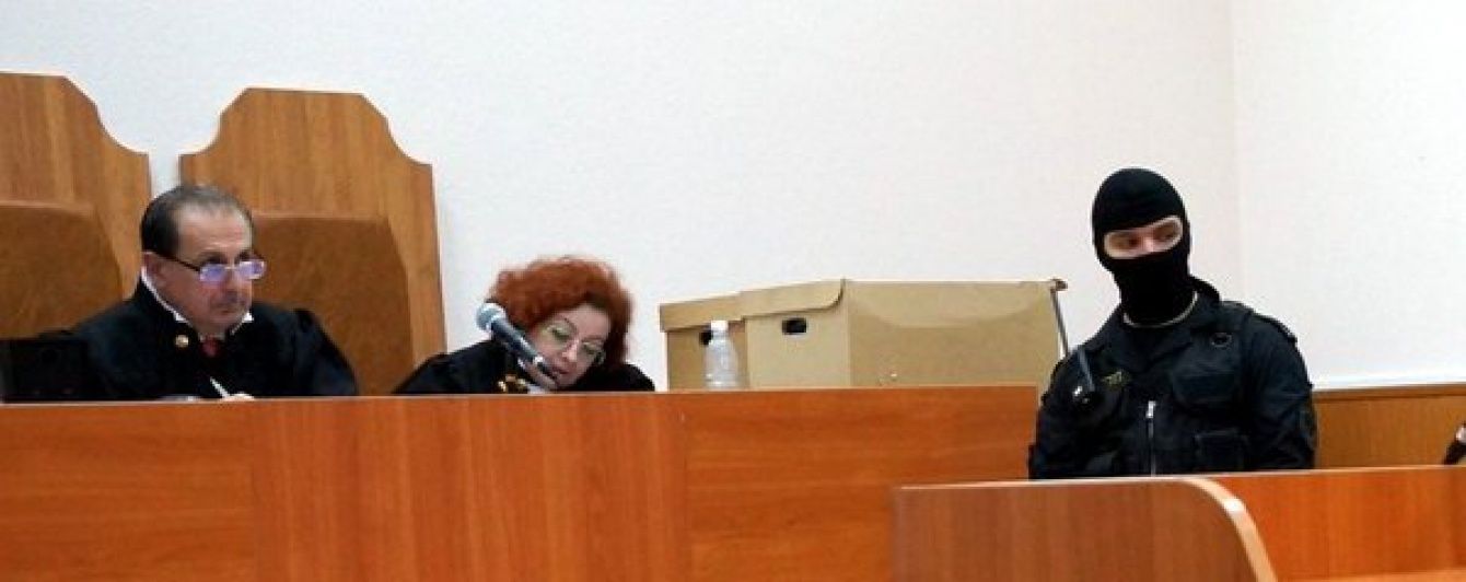 Попри категоричну заборону, журналісту вдалося зробити фото суддів Савченко