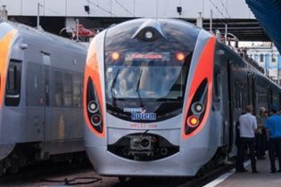 На Київщині евакуювали пасажирів поїзда. Поліція шукає вибухівку