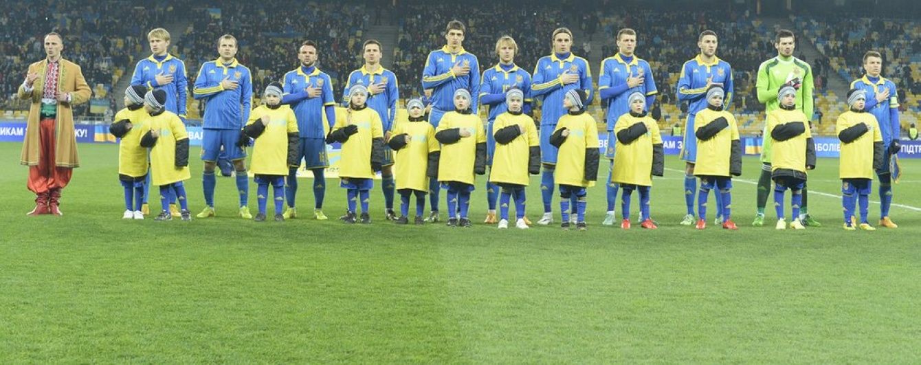 Порошенко подарил тренеру и игрокам сборной Украины огнестрельное оружие