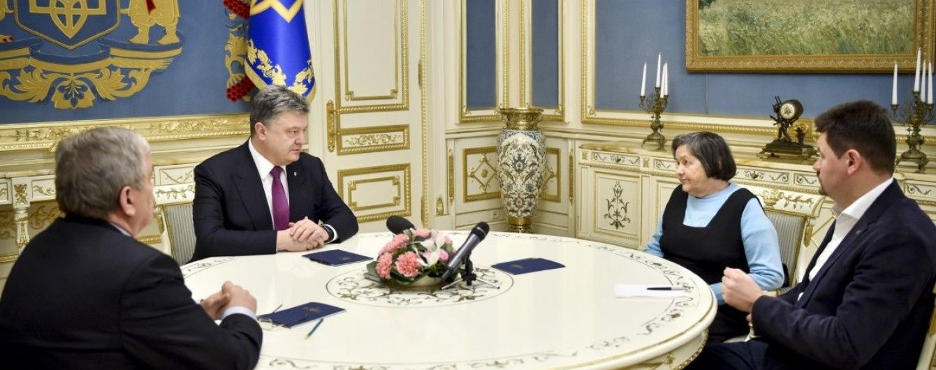 Порошенко розповів матері Савченко, як він намагається повернути Надію додому