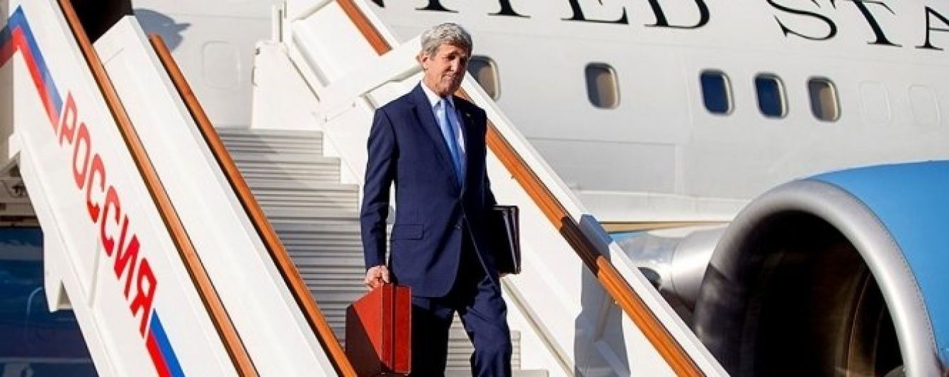 Жарти Кремля. Путін посміявся над Керрі, який приїхав до Москви із червоною валізкою