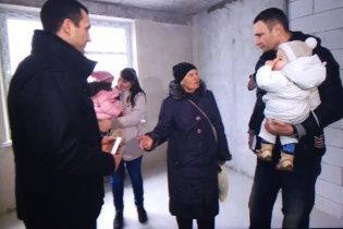 Клички вручили ключі від нової квартири сестрі Василя Стуса