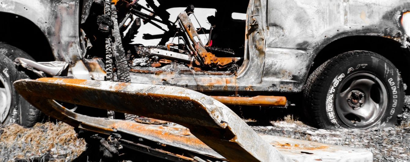 В Ужгороді невідомі спалили авто екс-начальника муніципальної поліції