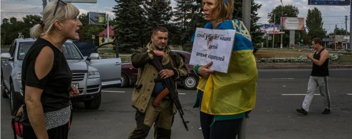 Прив'язана до "стовпа ганьби" в Донецьку волонтерка стала народним героєм України
