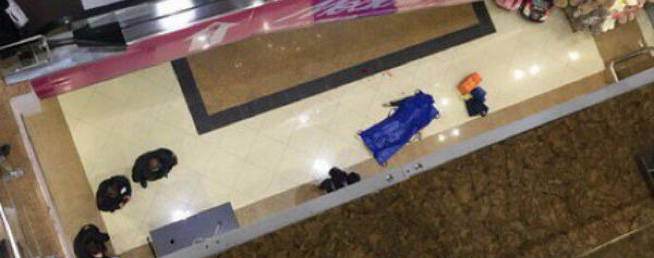 У Росії п'яний десантник зірвався з третього поверху торгового центру
