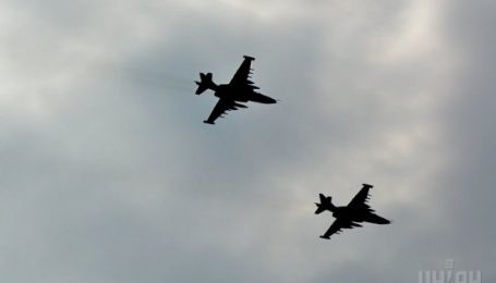В соцсетях появилось видео падения сбитого Су-25 в Сирии