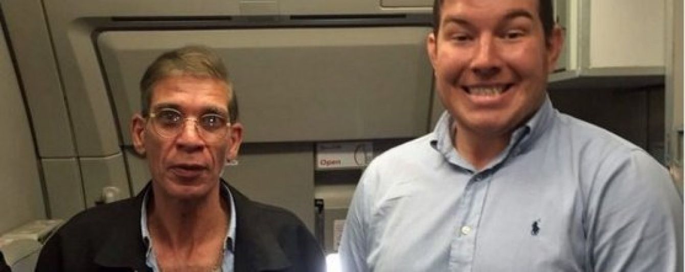 У Мережі з'явилося відео, як пасажир EgyptAir зробив "найкраще селфі усіх часів" з викрадачем