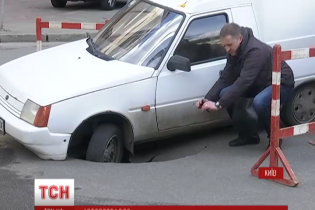 У центрі Києва посеред траси машина провалилась під асфальт