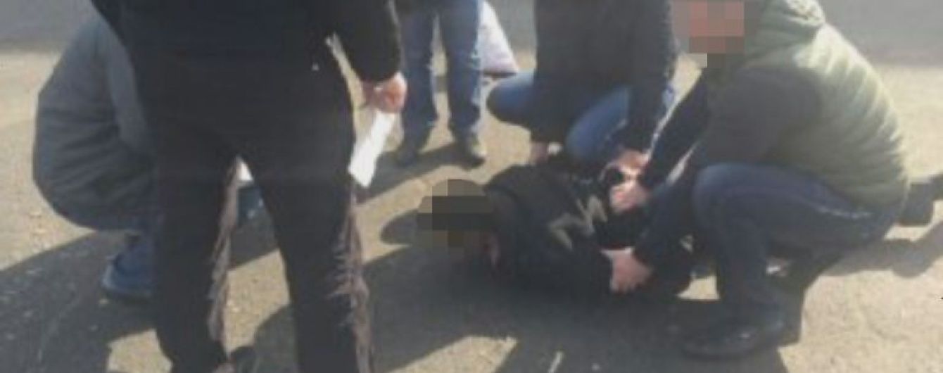 На Дніпропетровщині на хабарі схопили старшого слідчого поліції