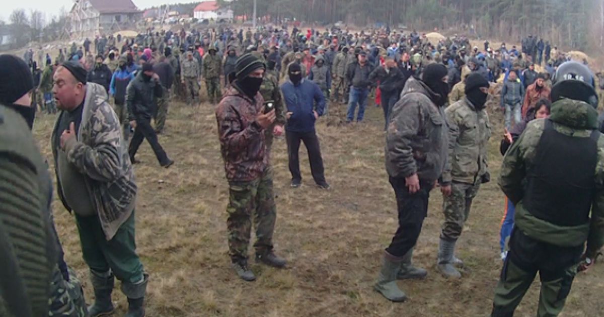Війна за бурштин. МВС оприлюднило відео сутичок із копачами