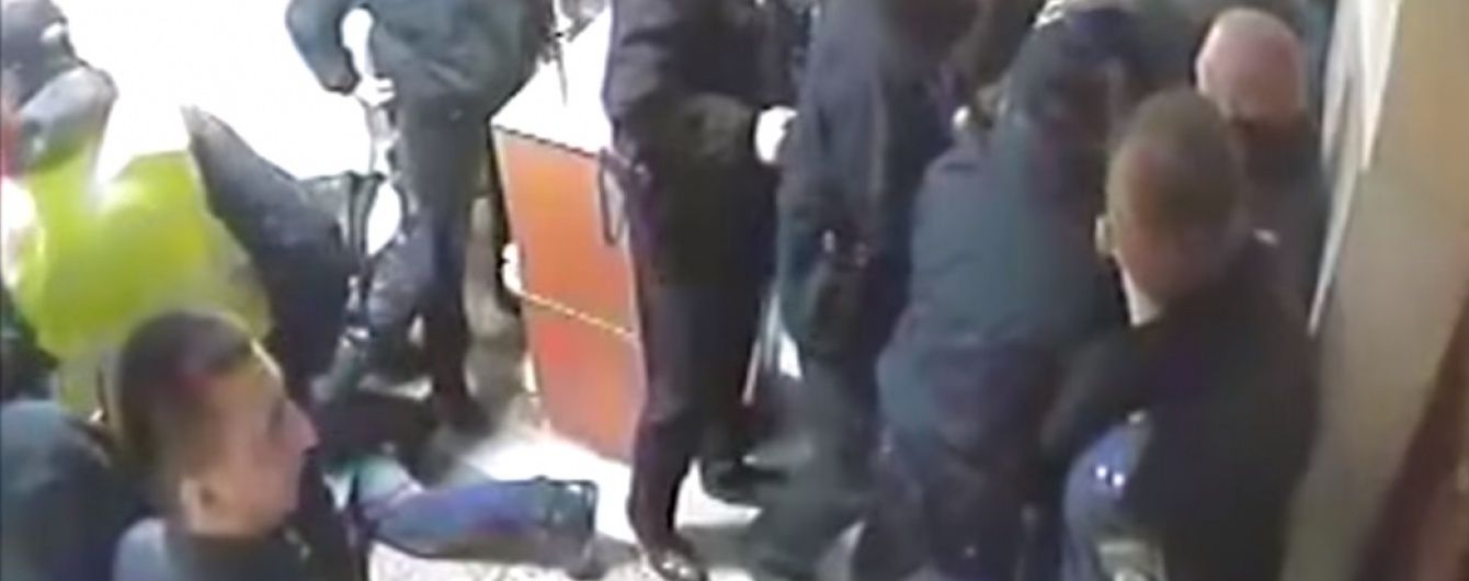 Поліція показала відео штурму київського райвідділу