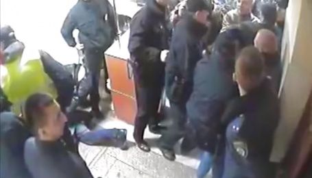 Полиция показала видео штурма киевского райотдела