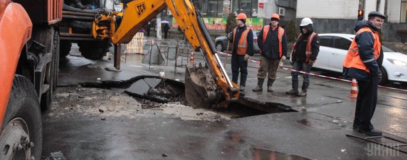 Зі снігом наступної весни асфальт не зійде. Кличко пообіцяв відремонтувати у Києві 52 дороги