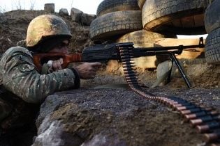 На границе Азербайджана и Армении возобновились бои: страны обменялись обвинениями в обстрелах
