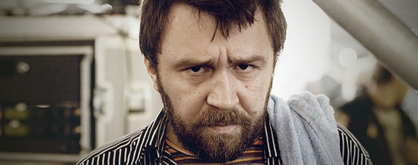 Оригінальна художниця грудьми намалювала Шнура у лабутенах