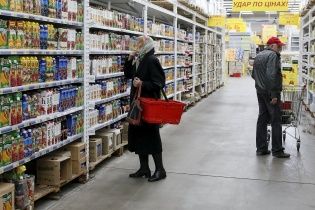 Украинцы тратят на еду больше половины своих доходов