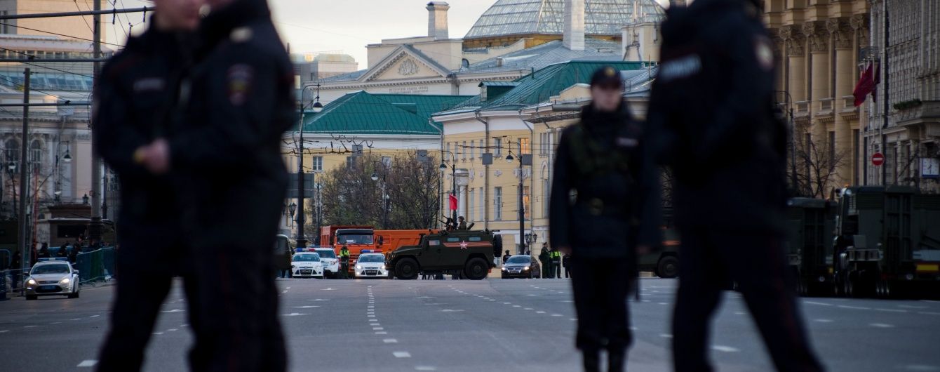 У Росії масово б'ють людей та спалюють машини навіть за демотиватори з Путіним - ЗМІ