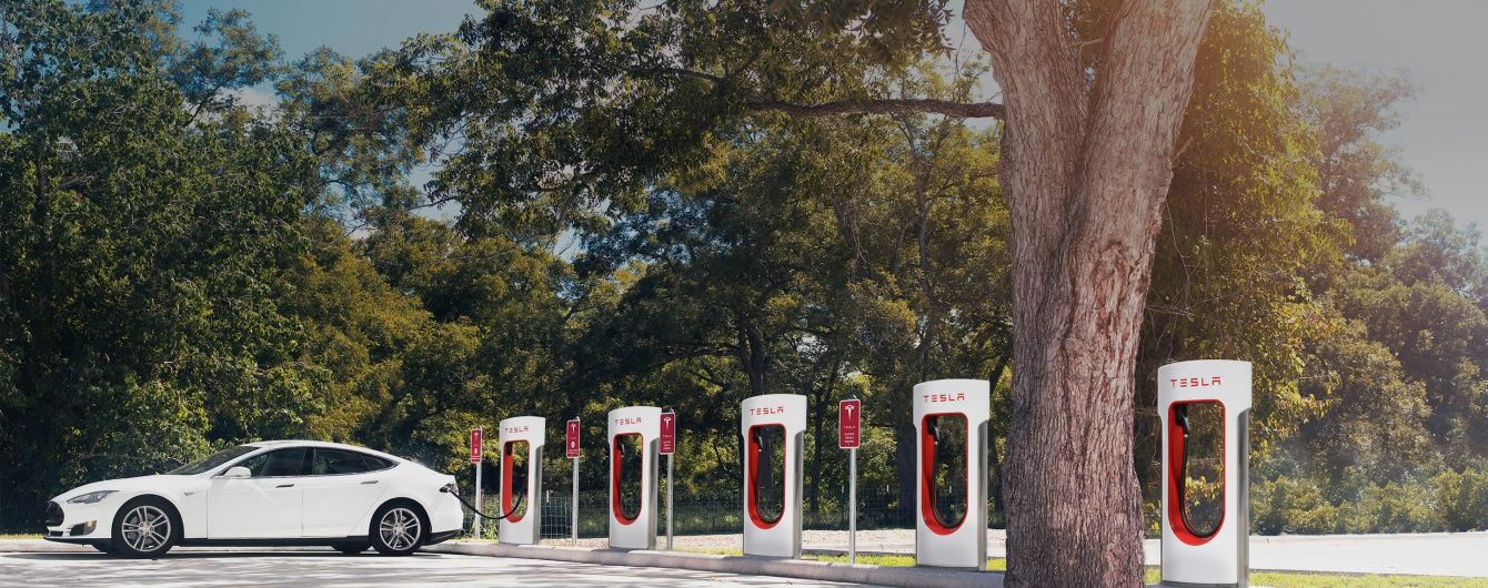 Tesla побудує електрозаправки на трасі Київ-Львів