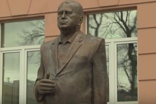 У Москві поставили 3-метровий пам'ятник Жириновському