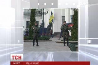 Важливий день у Раді. До парламенту стягнули Нацгвардію, швидку та пожежників