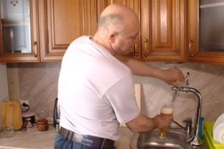 У Росії чоловік провів до себе додому перший у світі пивопровід