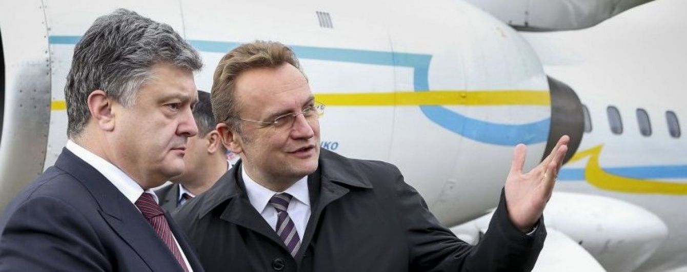 Порошенко в соцмережах показав, як пив каву із Садовим у львівській кав'ярні