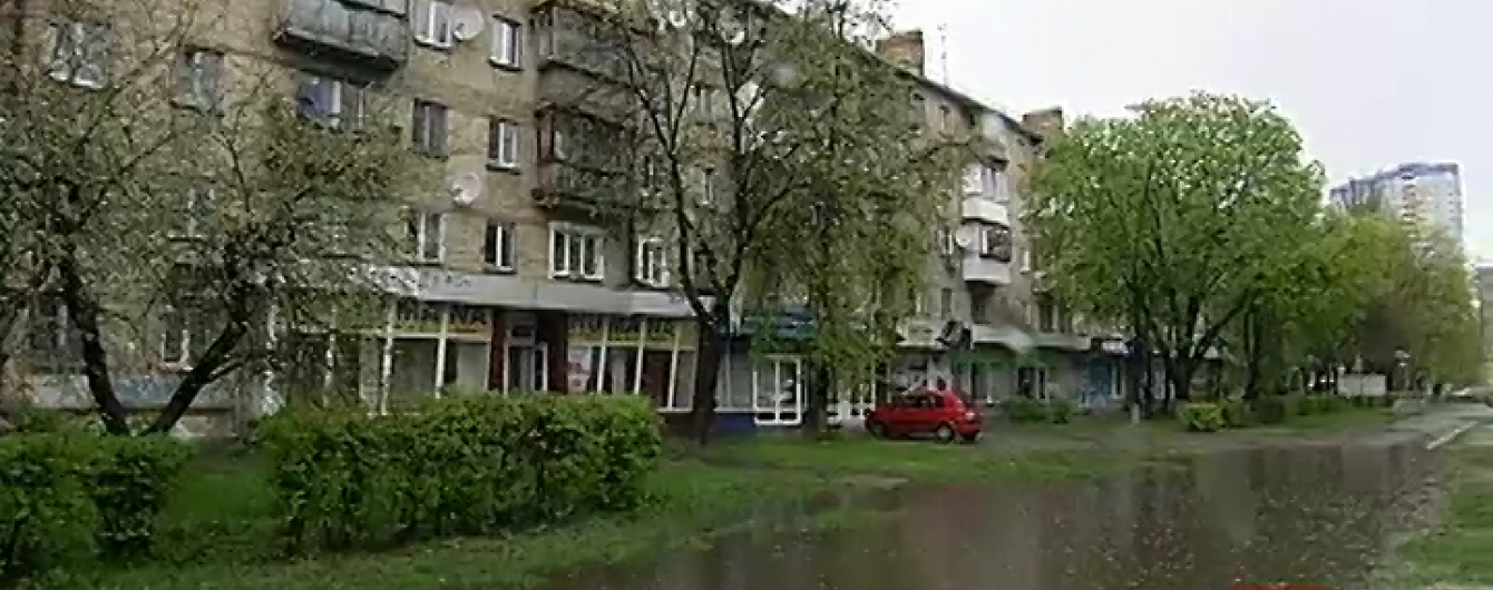 Дороги Києва перетворюються на "канали Венеції" через тривалий дощ