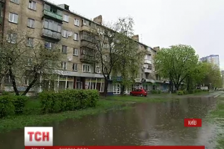 Дороги Києва перетворюються на "канали Венеції" через тривалий дощ