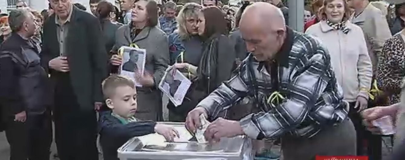 Батько заарештованого мера Вишгорода приніс відкладені на похорон гроші на заставу сина
