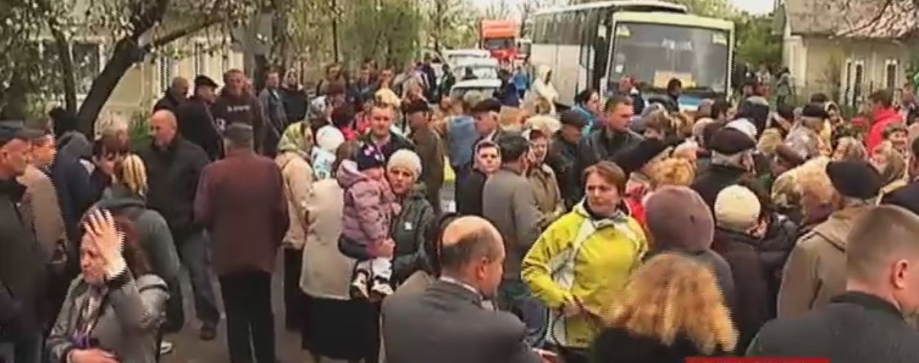 Прикарпатці перекрили трасу на курорти, щоб зупинити будівництво нового сміттєзвалища