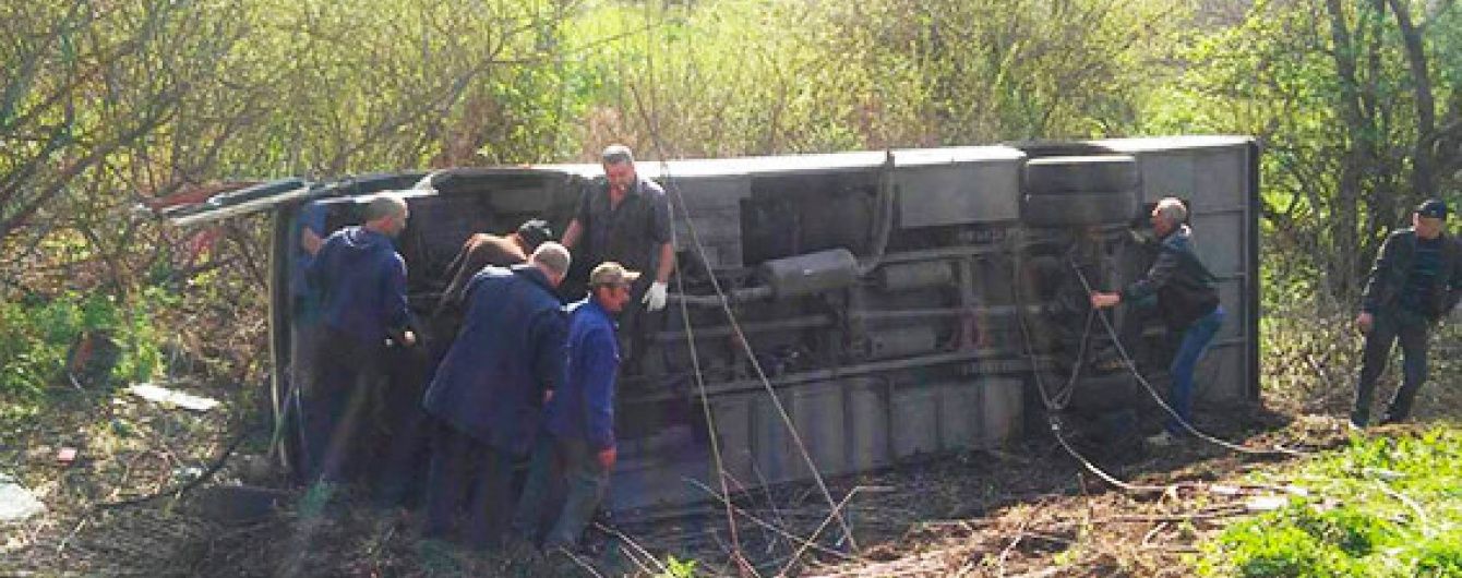 На Хмельниччині автобус із пасажирами на ходу вилетів у кювет, постраждали два десятки людей