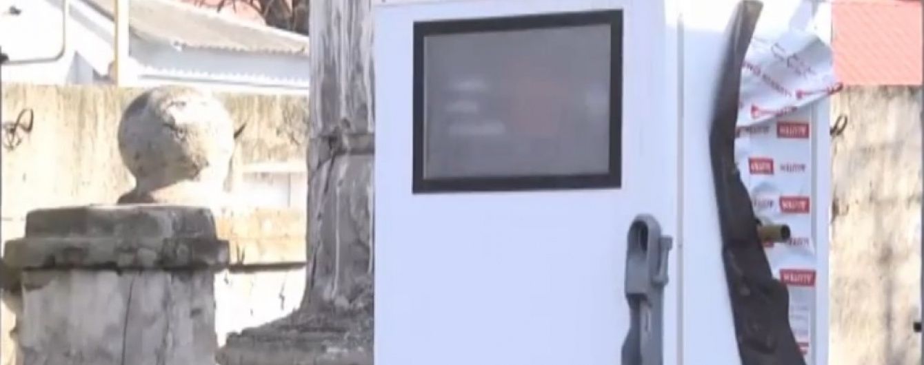 В Днепропетровске на кладбище появилась АЗС