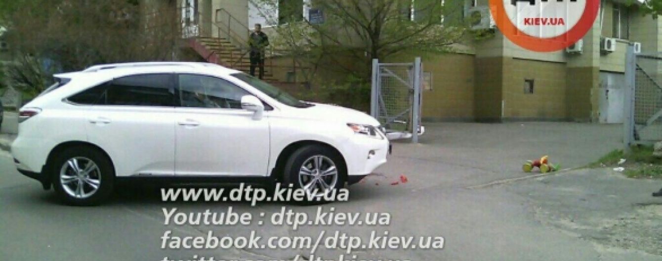 Моторошна ДТП у Києві: жінка на Lexus двічі переїхала дитину
