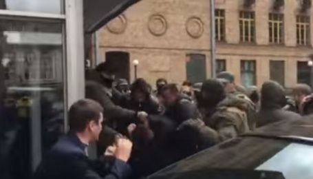 Під Київрадою свободівці побилися з охороною будівлі