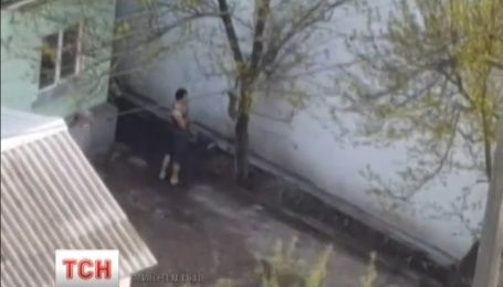 У Києві чоловік жорстоко знущався над кішкою, затиснувши її шию дротом з прив'язаним каменем