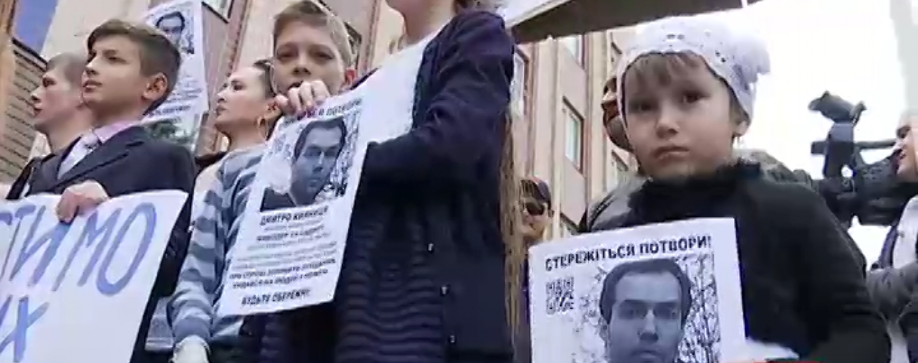 В Киеве в отделении полиции протестующие привели котят и щенков