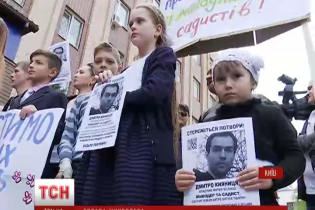 В Киеве в отделении полиции протестующие привели котят и щенков