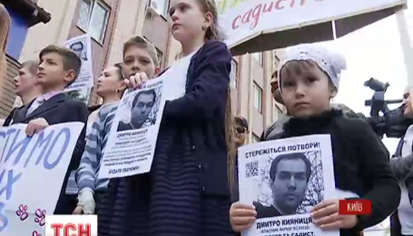 У Києві до відділку поліції протестувальники привели кошенят та цуциків