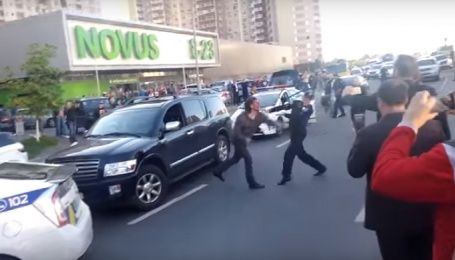 У Києві водій Infiniti кинувся з кулаками на поліцейських