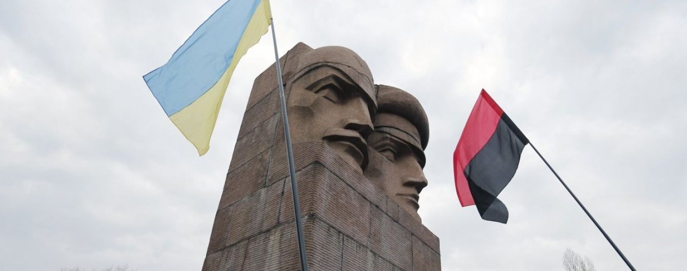 У Києві активісти намагаються знести пам'ятник чекістам