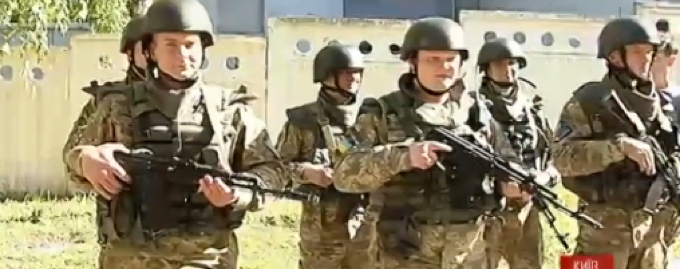 Тітушки, сепаратисти і "віджатий військкомат": у Києві влаштували військові навчання