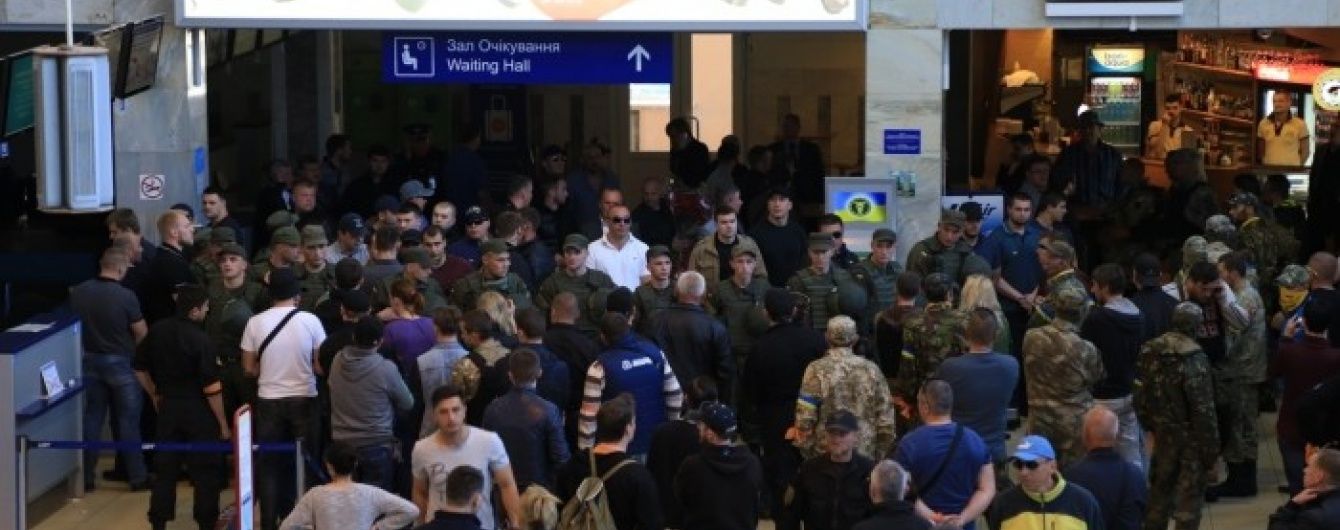 Бойка та Новинського в Одесі евакуювали до VIP-сектора аеропорту: їх ледь не побили