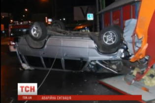 Занесені в МАФ. У Києві позашляховик на шаленій швидкості влетів у кіоск та ломбард