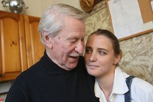 Молодая жена 87-летнего Краско прокомментировала признание ее "любовника"