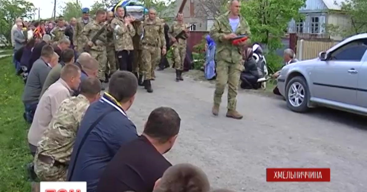 На Хмельнитчине на коленях провели в последний путь грузина, который погиб под Авдеевкой